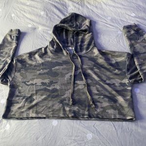 Camo Cropped Hoodie